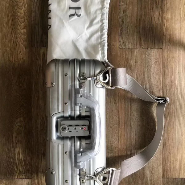 迪奥Dior X 日默瓦/RiMoWa 独家定制款化妆箱，汇集艺术,时尚与设计，领先时装周发售，体现精湛的手工匠艺和专业技术