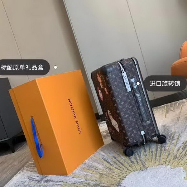 路易威登/LV Horizon 50拉杆箱，以个性创意革传奇经典，为标志性Monogram帆布点缀旅行贴饰，皮革边角保护和超大外置拉杆丰富智慧细节，打造优雅且实用的旅行伴侣