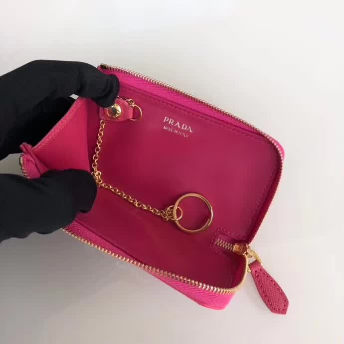 【原版皮】普拉达/Prada 钥匙包，车钥匙包，选用十字纹小牛皮裁制而成，点缀金色散字唛，简单实用，男女通用款，款号：1PP026