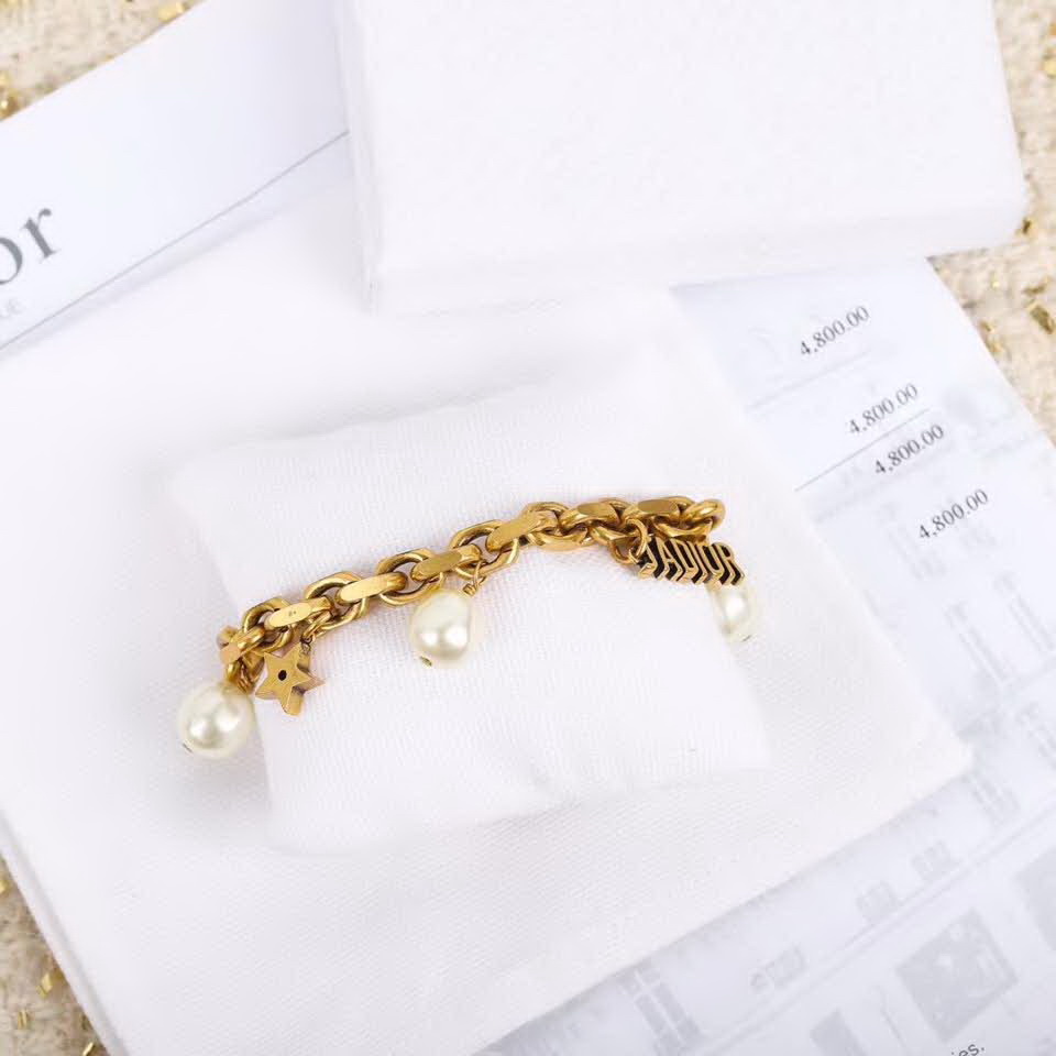 20秋季最新专柜款-Dior真心每款设计都很让人欣喜，这个手链看起来普普通通，光订珍珠就花了很久时间，五金一起设计，整体给人清新脱俗，不失时尚，调节链条，适合任何手腕，非常推荐