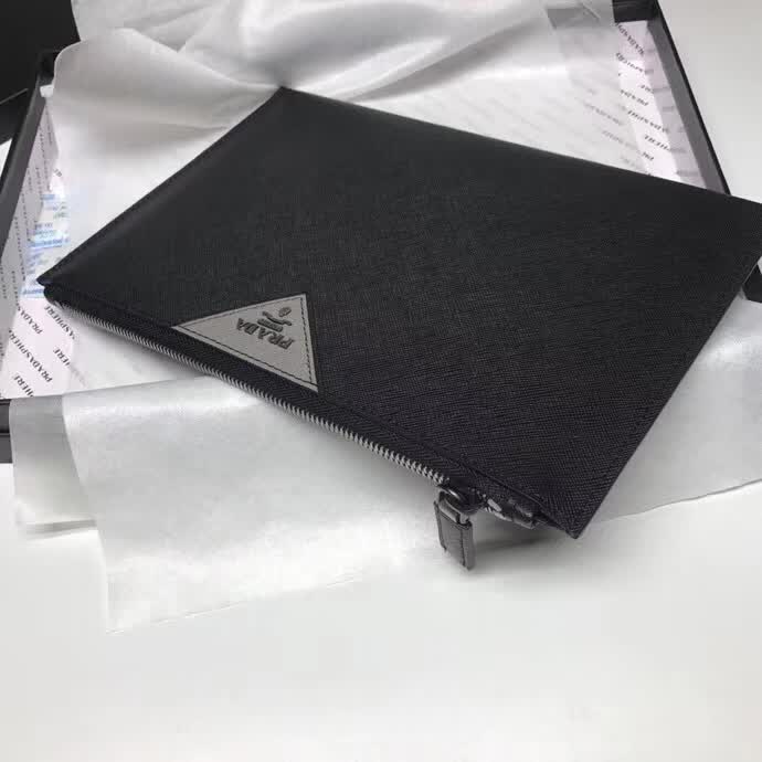 【原版皮】普拉达/Prada 男士手包，选用十字纹小牛皮裁制而成，正面点缀品牌三角散字徽标，款号：2NG05V