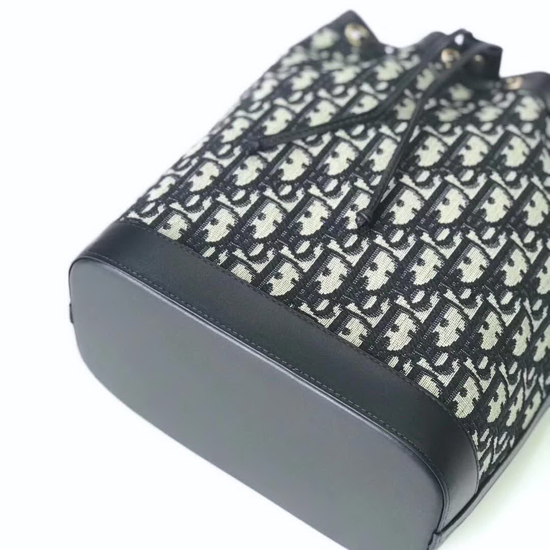 【原版皮】迪奥/Dior 水桶包，选用Oblique提花帆布搭配同色系牛皮皮革裁制而成，简约时尚，看起来帅气又低调