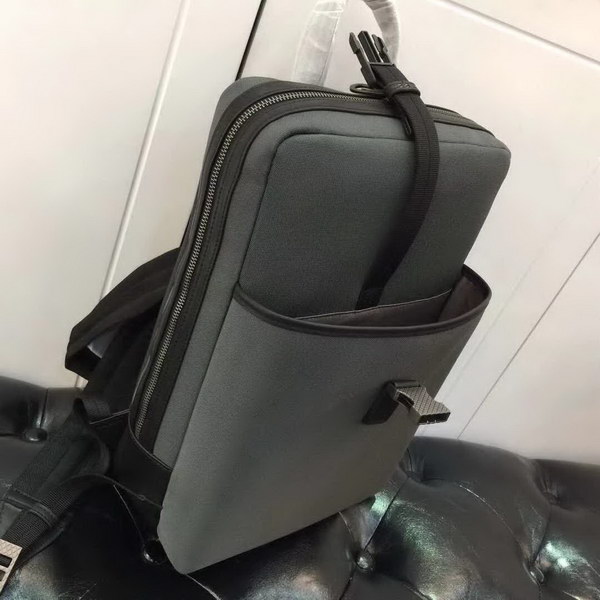 【原版皮】宝缇嘉/BV 男士双肩包，运用Meridian工艺制作，色彩绚丽，高度实用的同时又不失时尚风采，标志性刻花金属夹扣闭合，柔软加衬，有效保护高科技设备，款号：80187708