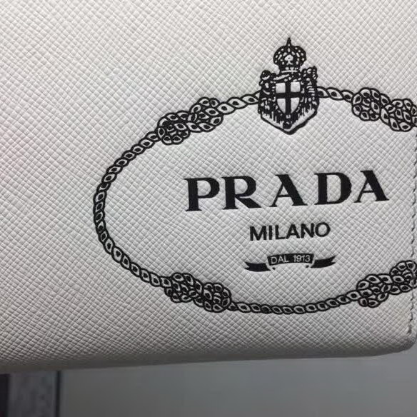 【原版皮】普拉达/Prada 拉链钱夹，选用十字纹牛皮裁制而成，饰以黑色经典丝印徽标，风格优雅简约，款号：2ML317