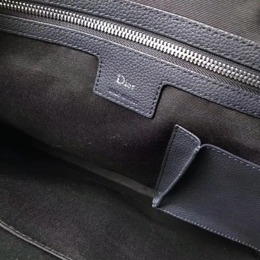 【原版皮】迪奥/Dior 男士公文包，选用粒面纹小牛皮裁制而成，采用传统工艺，是现代男士携带各类日常数据与文件的尚佳选择