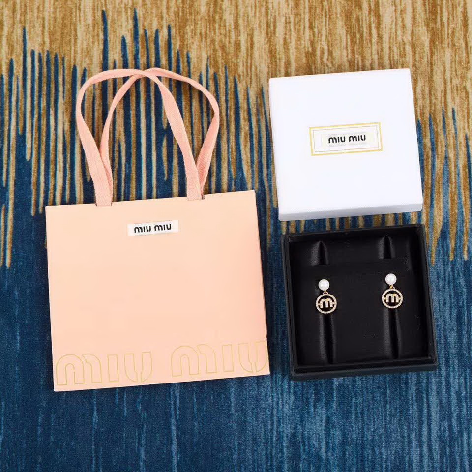 20秋季最新专柜款-缪缪Miu Miu2020新款珍珠MLOGO耳环，miumiu家的耳环都比较小女人哦，而且也很气质