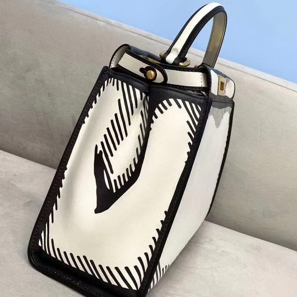 【原版皮】芬迪/Fendi 加州天空系列手Peekaboo手袋，白色皮革材质，以对比鲜明的黑色图形轮廓为特色，营造出二维效果，两侧则缀以经典的扭锁，内衬饰有黑色图形轮廓，构成FF图案，挂饰，字母肩带需另行购买，款号： 8306M