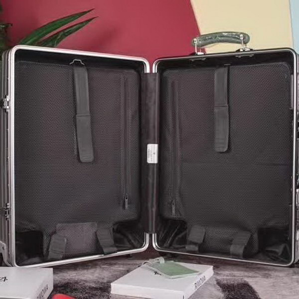 日默瓦/Rimowa 旅行箱，全​铝​镁‎合金，经典款​的新版‎本，彩色皮质把手，购买就送透明套，4个轮子，2个手把，绑带，想怎么换就怎么换，永远是街头机场最靓的你