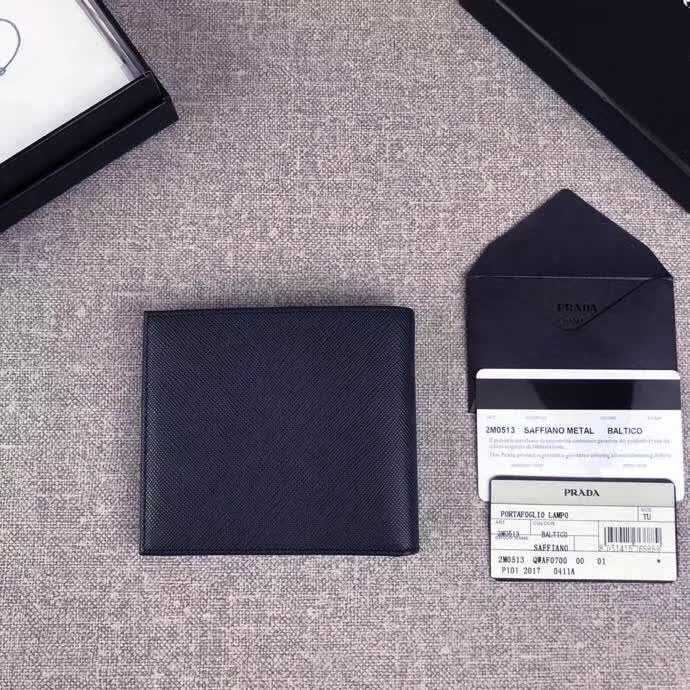【原版皮】普拉达/Prada 短款钱夹，选用十字纹小牛皮裁制而成，边角点缀三角唛，经典之作，简单时尚，款号：2M0513