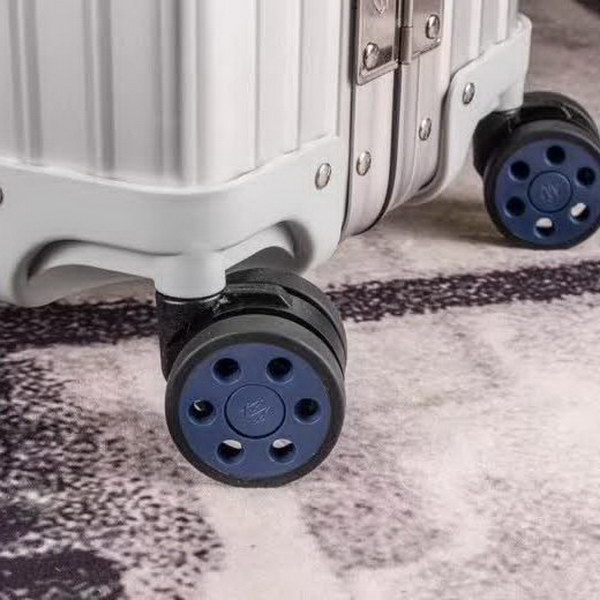 日默瓦/Rimowa 旅行箱，全​铝​镁‎合金，经典款​的新版‎本，彩色皮质把手，购买就送透明套，4个轮子，2个手把，绑带，想怎么换就怎么换，永远是街头机场最靓的你