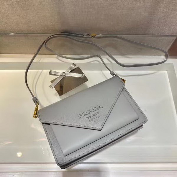 【原版皮】普拉达/Prada 肩背包，诠释精致的极简主义设计格调，一枚金属徽标点缀其上，昭示品牌身份，可拆卸可调式皮革肩带，又可当手包，内配可拆卸镜子，款号： 1BP020