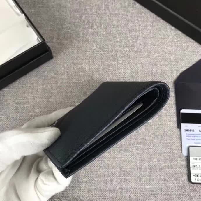 【原版皮】普拉达/Prada 短款钱夹，选用十字纹小牛皮裁制而成，边角点缀散字唛标识，经典之作，简单时尚，款号：2M0513