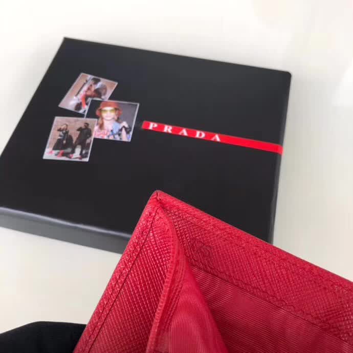 【原版皮】普拉达/Prada 短款钱夹，选用十字纹小牛皮裁制而成，点缀金色散字唛徽标，简单实用，提升个人品味的一款，款号：1M0204