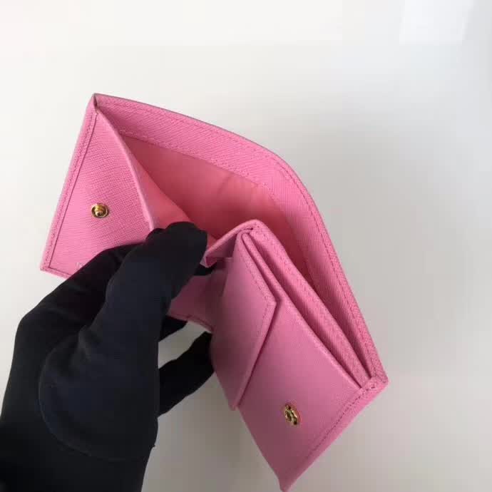 【原版皮】普拉达/Prada 短款钱夹，选用十字纹小牛皮裁制而成，点缀金色散字唛徽标，简单实用，提升个人品味的一款，款号：1M0204