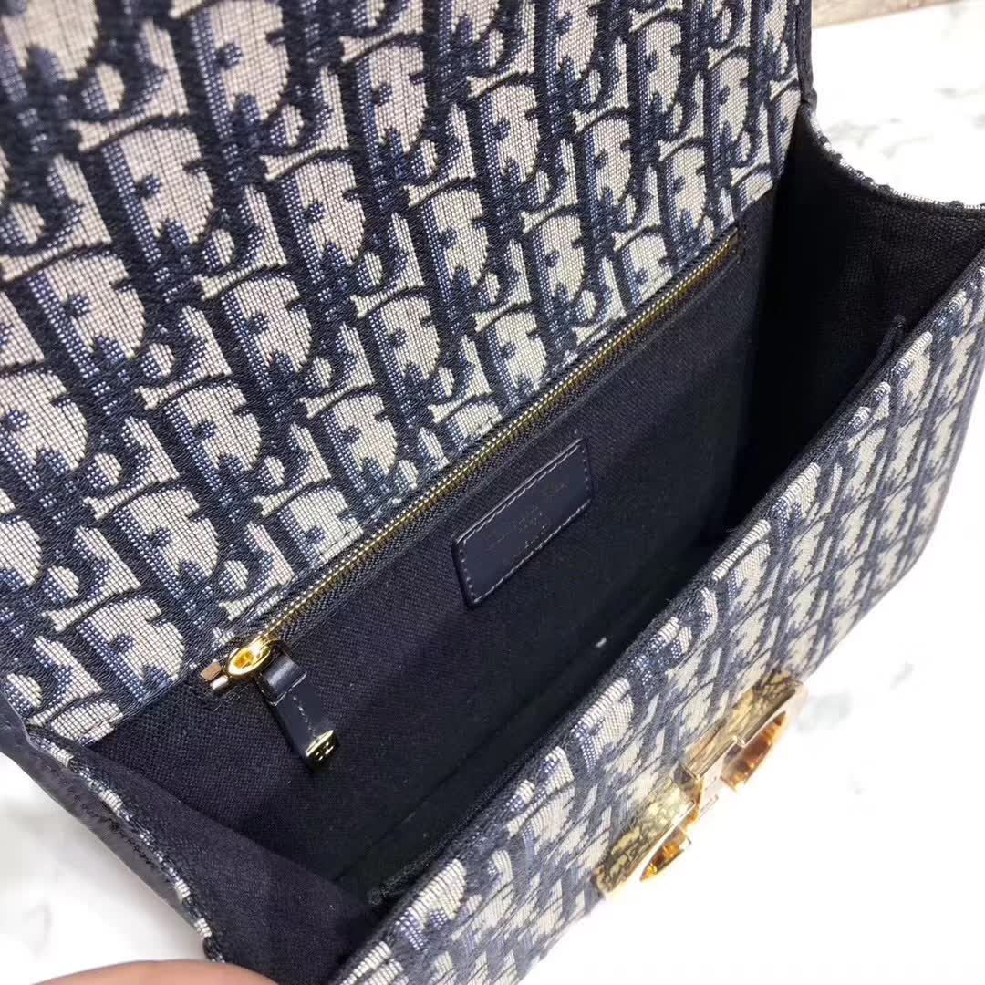 【原版皮】迪奥/Dior 30 MONTAIGNE手袋，选用Oblique提花帆布搭配同色系牛皮皮革裁制而成，饰以标志性“CD”字母锁扣，背面点缀30 Montaigne立体压印装饰，款号：M9203