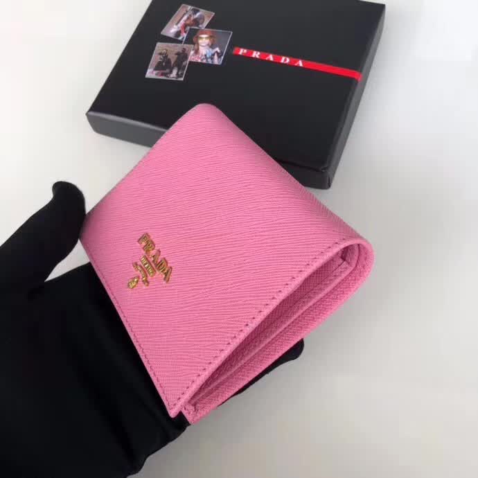 【原版皮】普拉达/Prada 短款钱夹，选用十字纹小牛皮裁制而成，点缀金色散字唛徽标，简单实用，提升个人品味的一款，款号：1M0204