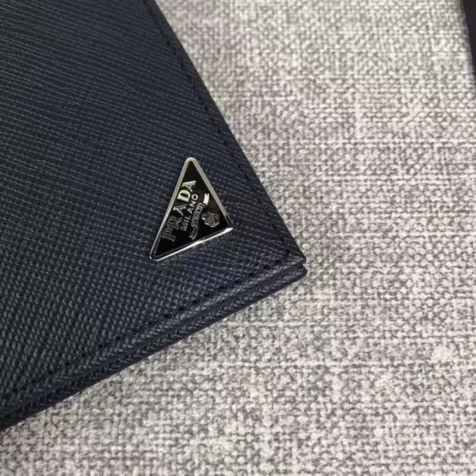【原版皮】普拉达/Prada 短款钱夹，选用十字纹小牛皮裁制而成，边角点缀三角唛，经典之作，简单时尚，款号：2M0513