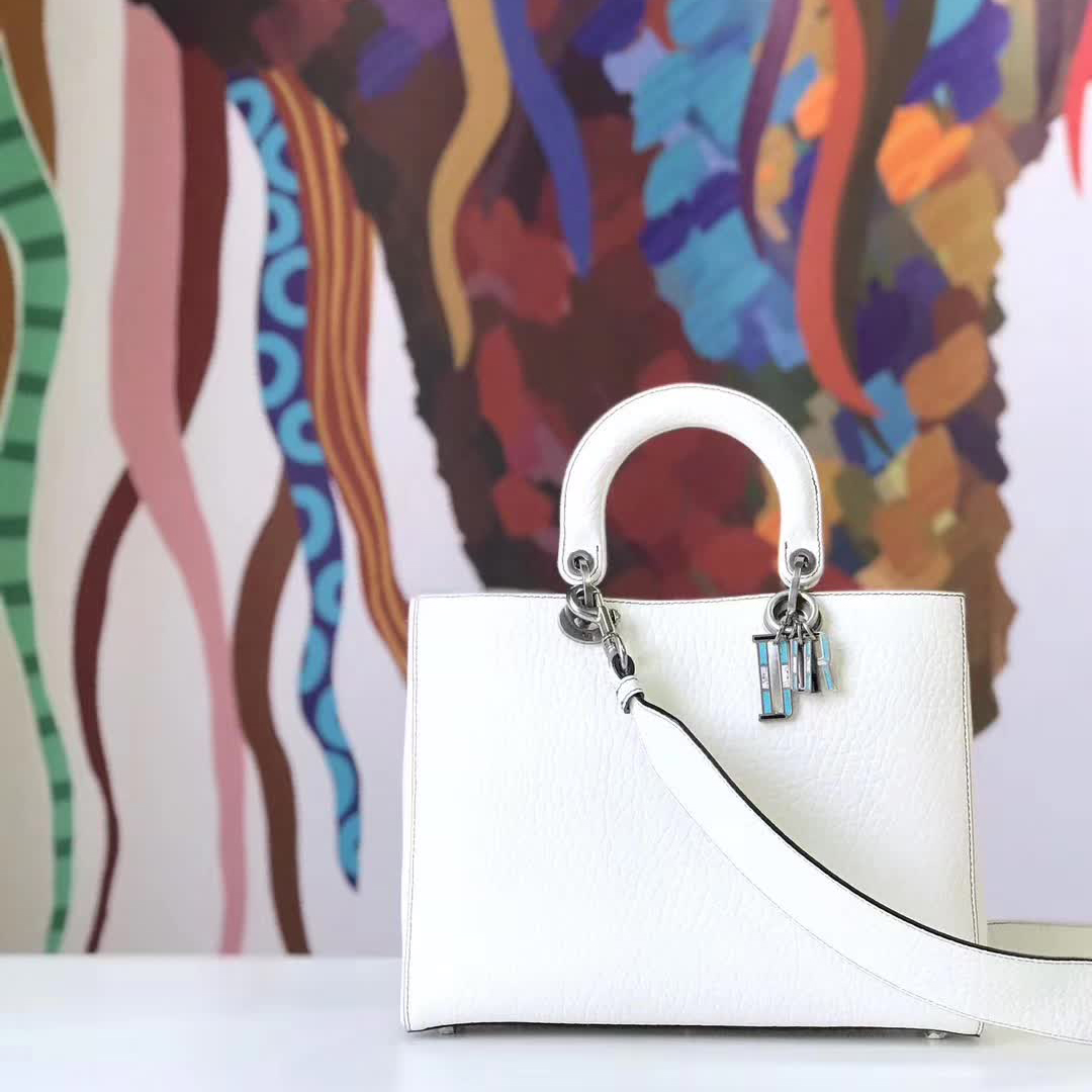 【原版皮】迪奥/Dior 手提包，选用大象纹小牛皮裁制而成，缀以品牌标识吊坠，搭配宽肩带更有特色，简约时尚