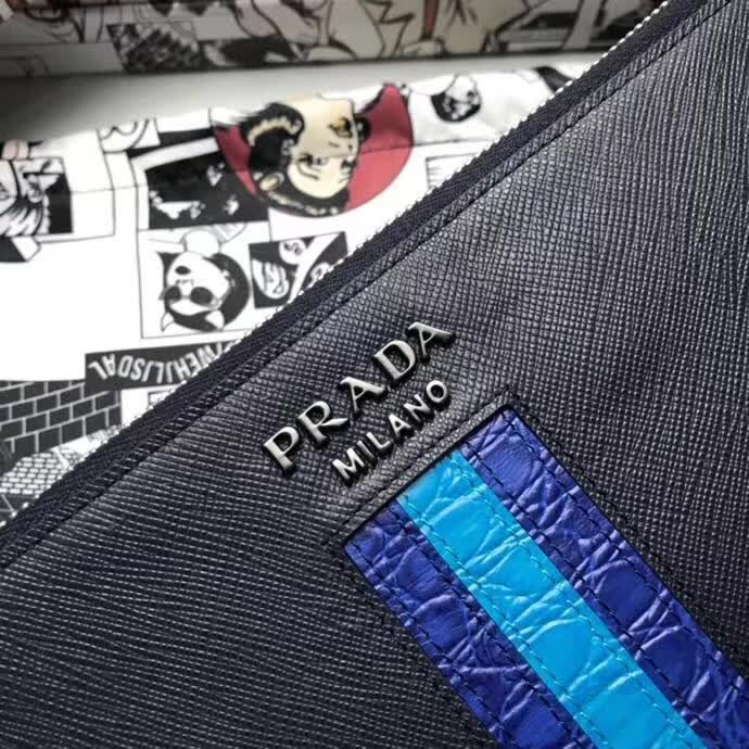 【原版皮】普拉达/Prada 男士手包，选用十字纹小牛皮镶嵌彩带鳄鱼纹裁制而成，经典之作，简单时尚，款号：2NG005