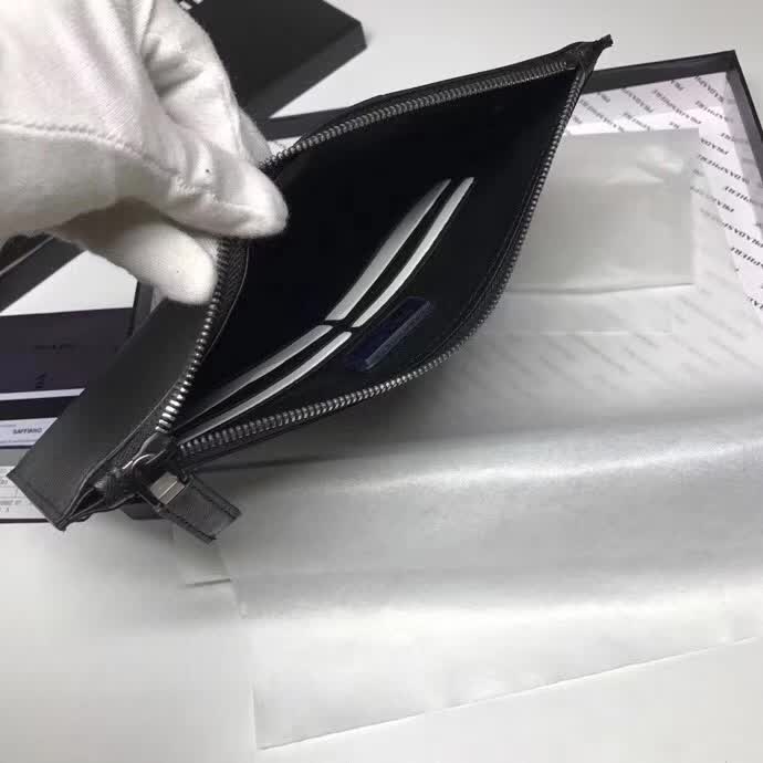 【原版皮】普拉达/Prada 男士手包，选用十字纹小牛皮裁制而成，正面点缀品牌三角散字徽标，款号：2NG05V