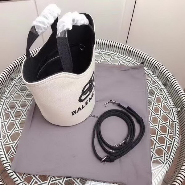 【原版皮】巴黎世家/Balenciaga, 帆布水桶手提包，黑白设计正面大小logo相衬，经典设计简约不轻易过时，帆布包轻盈易携带，容量却很赞，手提斜挎都是棒棒的