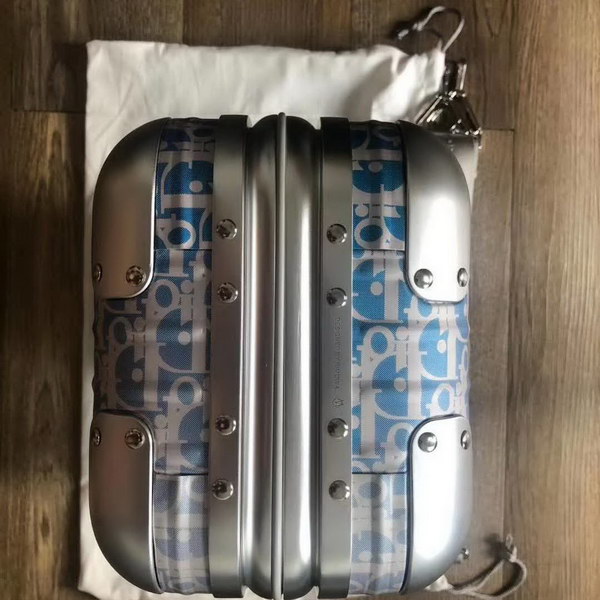 迪奥Dior X 日默瓦/RiMoWa 独家定制款化妆箱，汇集艺术,时尚与设计，领先时装周发售，体现精湛的手工匠艺和专业技术