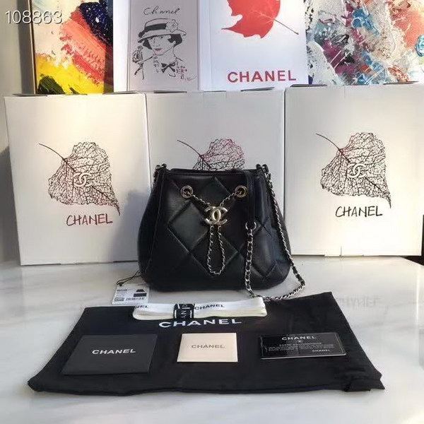 【原版皮】香奈儿/Chanel Mini小水桶包,上身简直太可爱了,这次的Hobo小水桶,长度刚好到腰部,相比之前的小水桶,这次最新款的水桶空格做得更加饱满,款号:AS1801