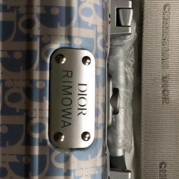 迪奥Dior X 日默瓦/RiMoWa 独家定制款化妆箱，汇集艺术,时尚与设计，领先时装周发售，体现精湛的手工匠艺和专业技术