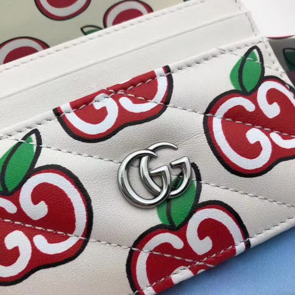 【原版皮】古驰/Gucci 情人节推出的特别系列单品，俏皮的卡通风格苹果图案映衬在白色绗缝皮革材质上，银色双G造型配件让这款纤巧卡片夹更具设计感，款号：443127