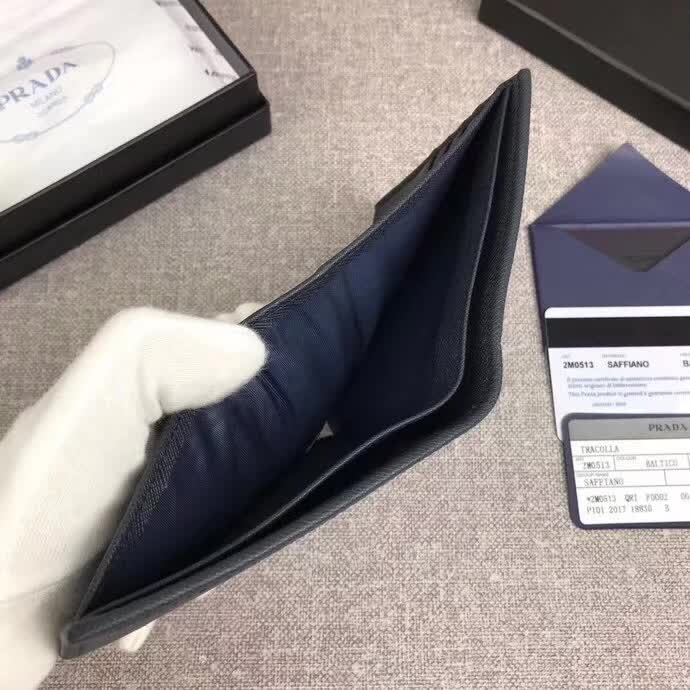 【原版皮】普拉达/Prada 短款钱夹，选用十字纹小牛皮镶嵌彩带皮革裁制而成，精湛走线均匀整齐，做工精湛，款号：2M0513