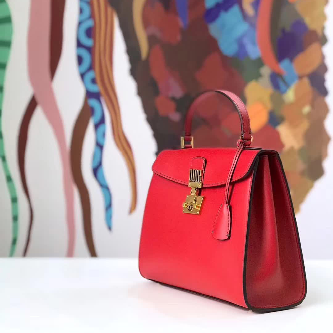 【原版皮】迪奥/Dior 手提包，选用平纹小牛皮裁制而成，饰以品牌标识字母锁扣，低调奢华，简约时尚