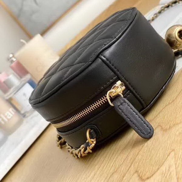 【原版皮】香奈儿/Chanel 金球系列小圆饼包，采用小羊皮精心裁制而成，柔软细腻搭配这季最火爆的链条，神奇的小金球能控制肩带长短，平时出门带的口红车钥匙纸巾都能放，款号：AS0366