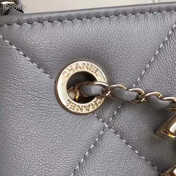 【原版皮】香奈儿/Chanel Mini小水桶包，上身简直‬太‬可爱了，这次的Hobo小水桶，长‪度刚‪好到⁢腰⁡部，相比之前的小水桶，这次最新款的水桶空格做得更加饱满，款号：AS1801