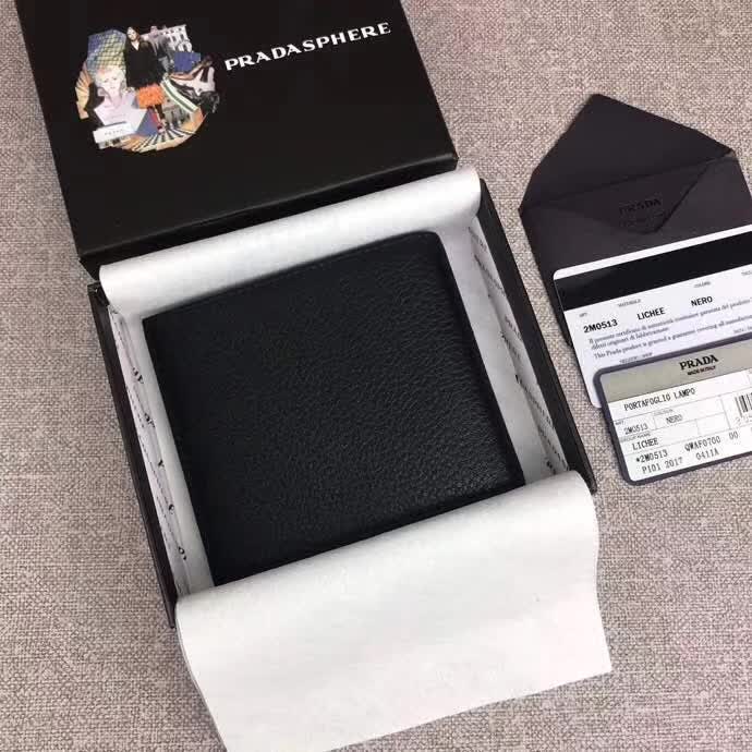 【原版皮】普拉达/Prada 短款钱夹，选用摔纹小牛皮裁制而成，边角热压印字母标识，经典之作，简单时尚，款号：2M0513