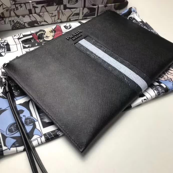 【原版皮】普拉达/Prada 男士手包，选用十字纹小牛皮镶嵌彩带鳄鱼纹裁制而成，经典之作，简单时尚，款号：2NG005