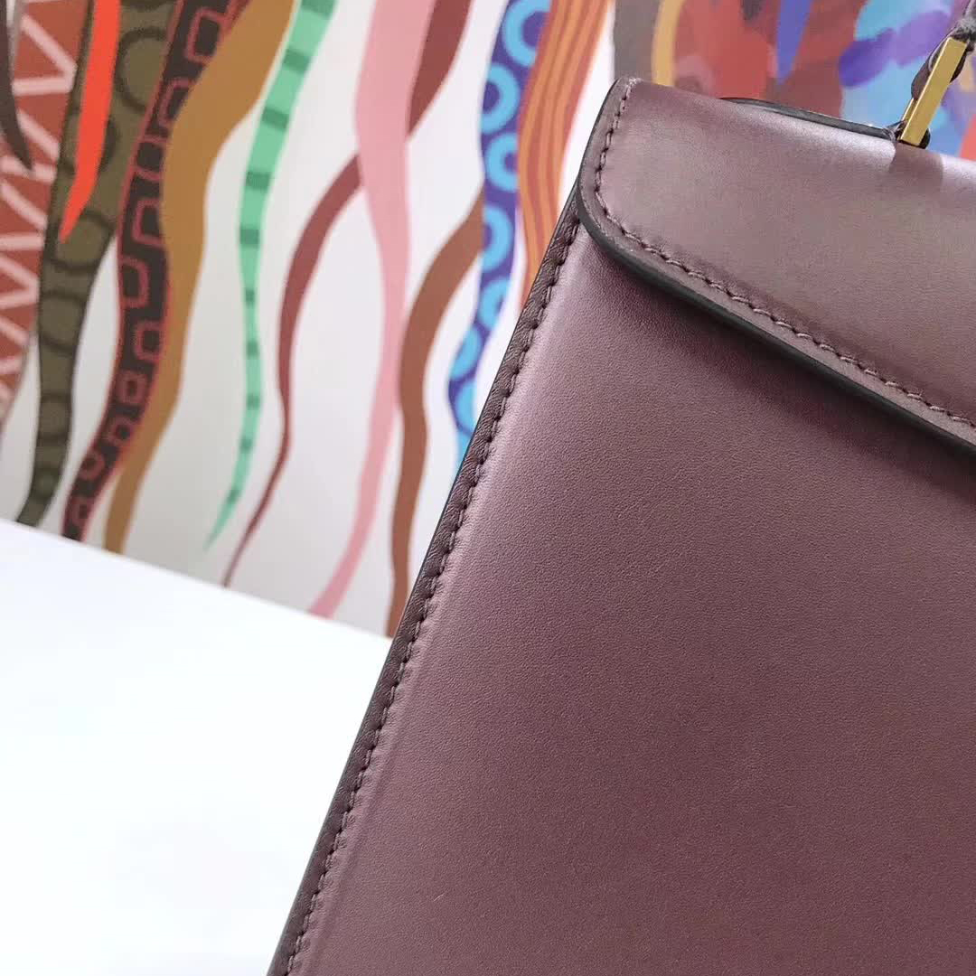 【原版皮】迪奥/Dior 手提包，选用平纹小牛皮裁制而成，饰以品牌标识字母锁扣，低调奢华，简约时尚