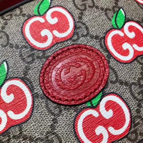 【原版皮】古驰/Gucci 苹果双肩背包，融入了卡通风格的苹果图案，与品牌的双G字母交织图案巧妙搭配，这款背包采用拉链前袋，背面为科技网布材质，款号：601296