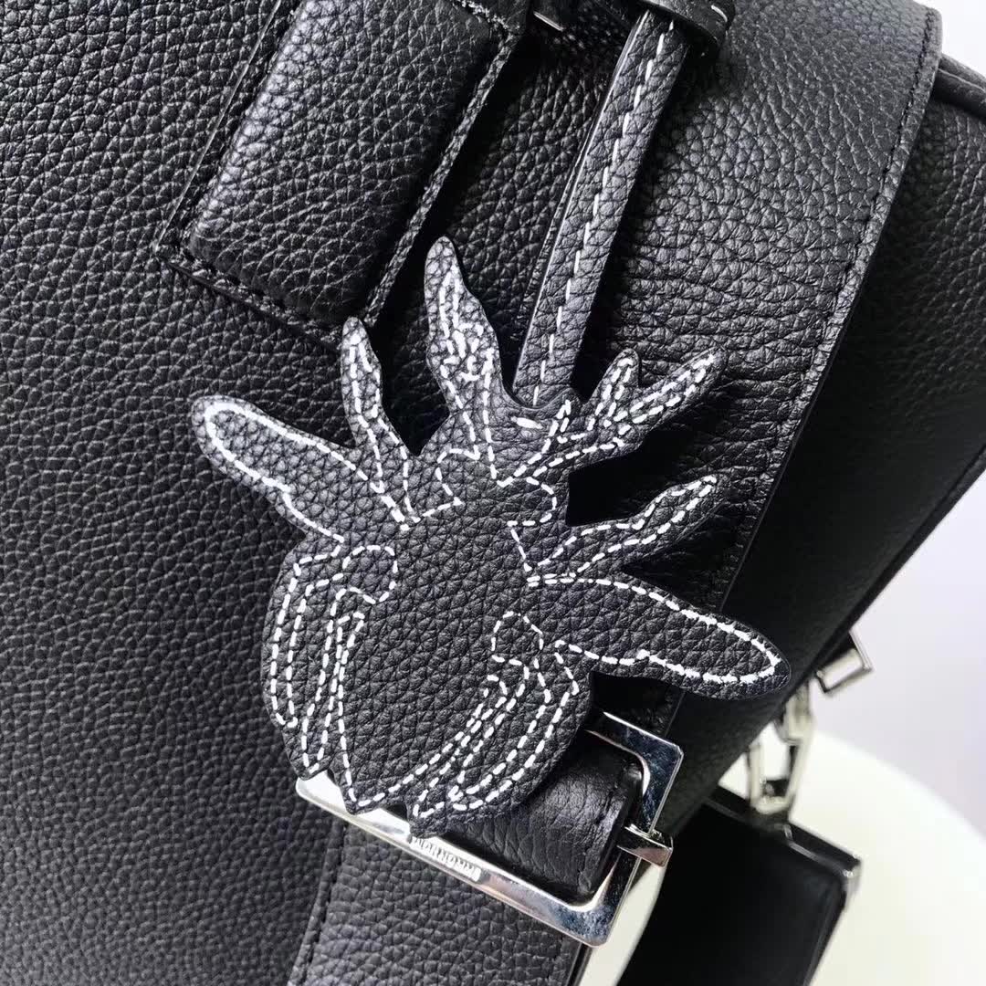 【原版皮】迪奥/Dior 男士公文包，选用粒面纹小牛皮裁制而成，采用传统工艺，是现代男士携带各类日常数据与文件的尚佳选择