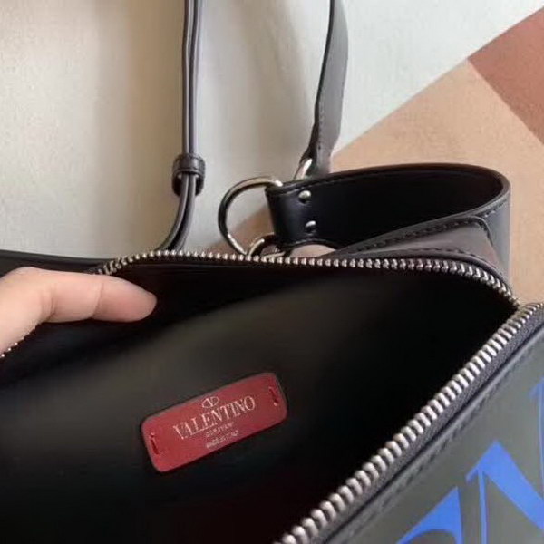 【原版皮】华伦天奴/Valentino 腰包，采用进口南非皮精心裁制而成，涂鸦大logo，简易设计，容量大，男生女生都可以用哦，款号：0056