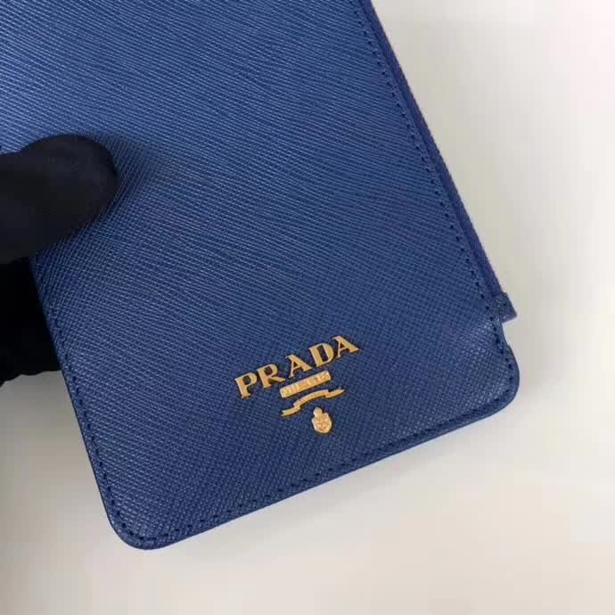 【原版皮】普拉达/Prada 卡包，男女通用款，选用十字纹牛皮裁制而成，点缀金色散字唛徽标，超大容量