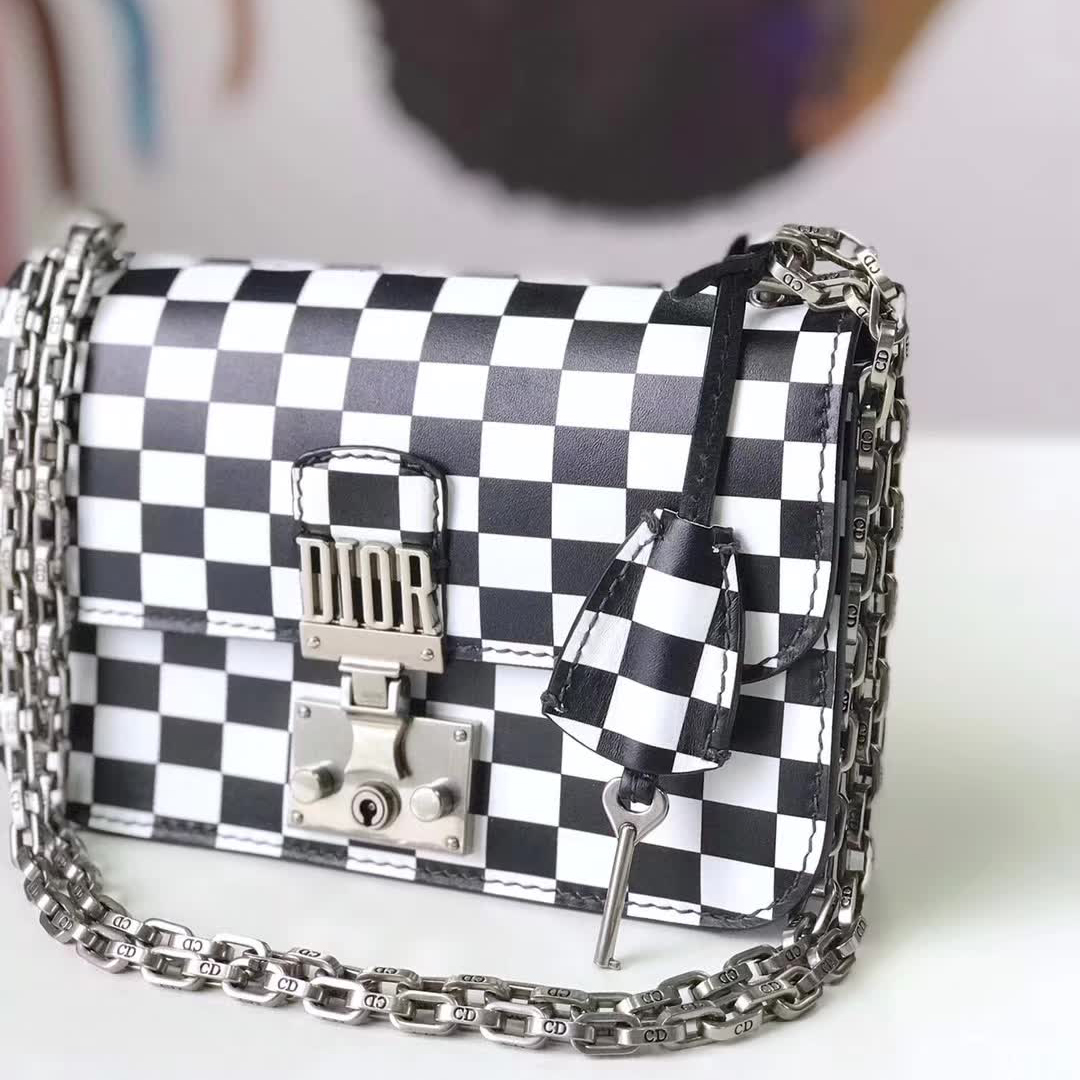 【原版皮】迪奥/Dior 链条包，黑白格之间的搭配，显得这个包格外有特色，饰以精致又摩登复古品牌标识锁扣，很有年代感，搭配链条肩带，真是perfect，款号：M5816