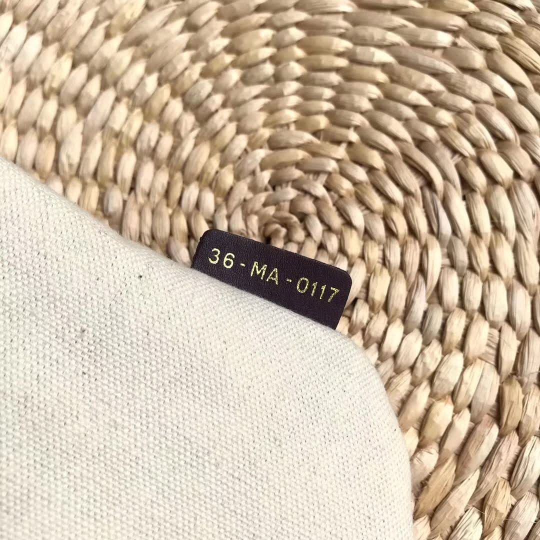 【原版皮】迪奥/Dior 翻折提花手包，选用Oblique提花帆布搭配同色系牛皮皮革裁制而成，缀以CD徽标锁扣，复古味满满哒，上班逛街都可以用，款号：M6758