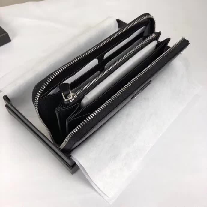 【原版皮】普拉达/Prada 拉链钱夹，选用十字纹小牛皮裁制而成，正面点缀三角唛徽标，经典之作，简单时尚，款号：1ML506