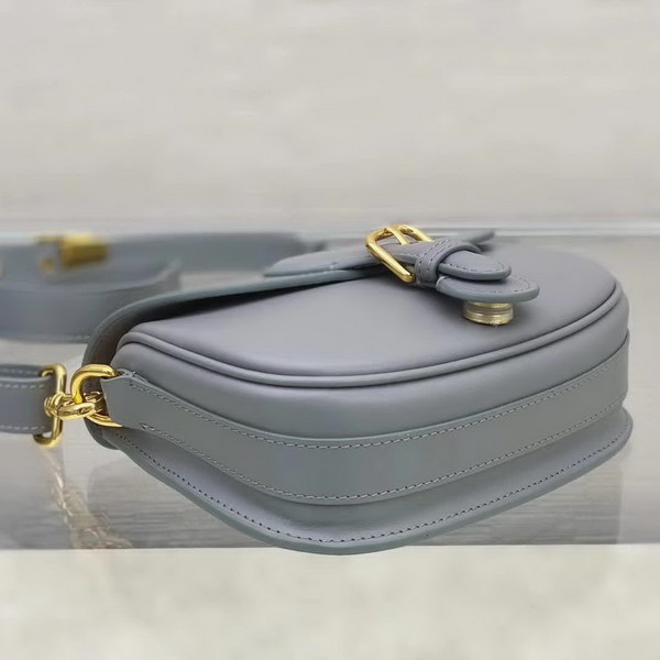 【原版皮】迪奥/Dior bobby 手袋，复古CD logo，硬挺的包身，五金做旧增加了复古感，不易磨损，采用光面牛皮革精心制作，饰以复古金色五金配件提升格调，柔软而富有质感，点缀有军装风格搭扣，款号：M9317