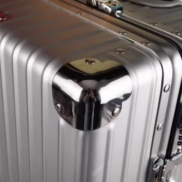 日默瓦/Rimowa 旅行箱，全​铝​镁‎合金，经典款​的新版‎本，彩色皮质把手，购买就送透明套，4个轮子，2个手把，绑带，想怎么换就怎么换，永远是街头机场最靓的你