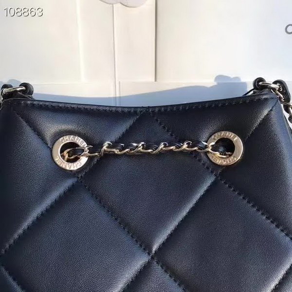 【原版皮】香奈儿/Chanel Mini小水桶包，上身简直‬太‬可爱了，这次的Hobo小水桶，长‪度刚‪好到⁢腰⁡部，相比之前的小水桶，这次最新款的水桶空格做得更加饱满，款号：AS1801