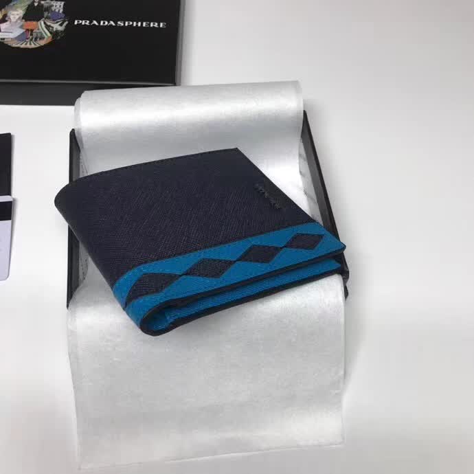 【原版皮】普拉达/Prada 短款钱夹，选用十字纹牛皮裁制而成，饰以菱形拼色，精湛走线均匀整齐，油边顺滑，款号：2M0513