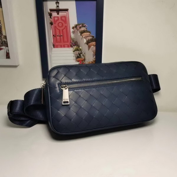 【原版皮】宝缇嘉/BV 男士胸包，腰包，采用蜡胎牛皮精心裁制而成，手工编织，造型贴合身形，空间充裕，非常实用，款号：80182618