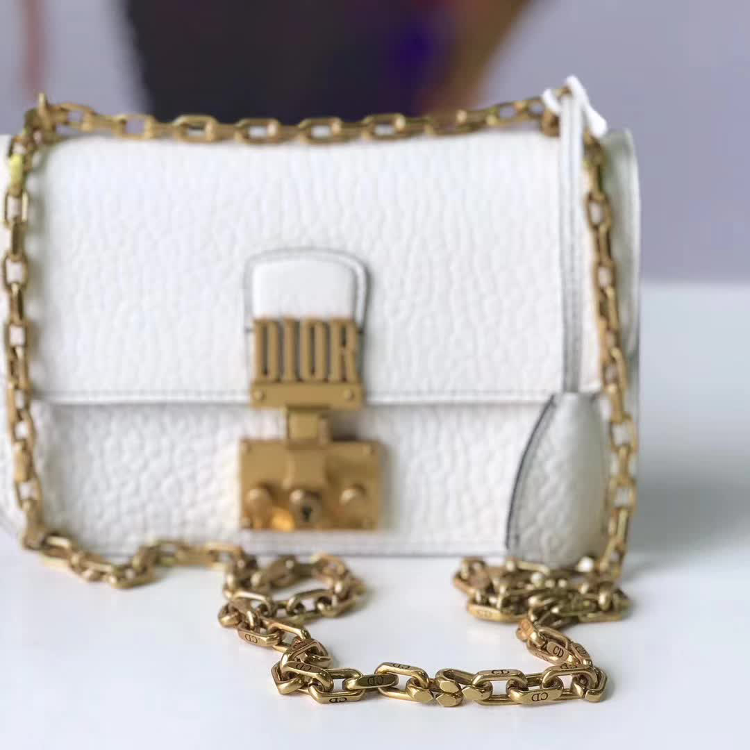 【原版皮】迪奥/Dior 链条包，选用大象纹小牛皮裁制而成，饰以精致又摩登复古品牌标识锁扣，很有年代感，搭配链条肩带，真是perfect，款号：M5816
