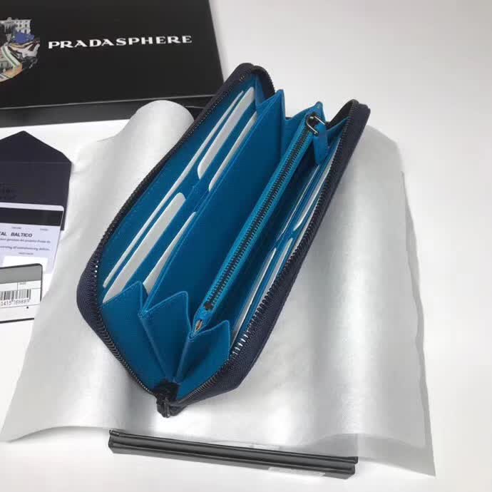 【原版皮】普拉达/Prada 拉链钱夹，选用十字纹牛皮裁制而成，饰以菱形拼色，精湛走线均匀整齐，油边顺滑，款号：2ML317